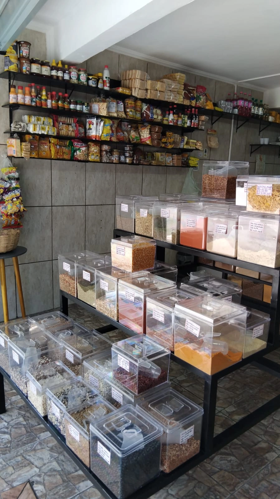 Cesta de temperos secos e ervas aromáticas, com rótulos artesanais de papel