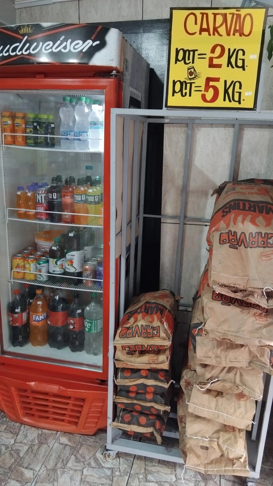 Manteiga de garrafa e queijo minas fresco, servidos com pão na chapa