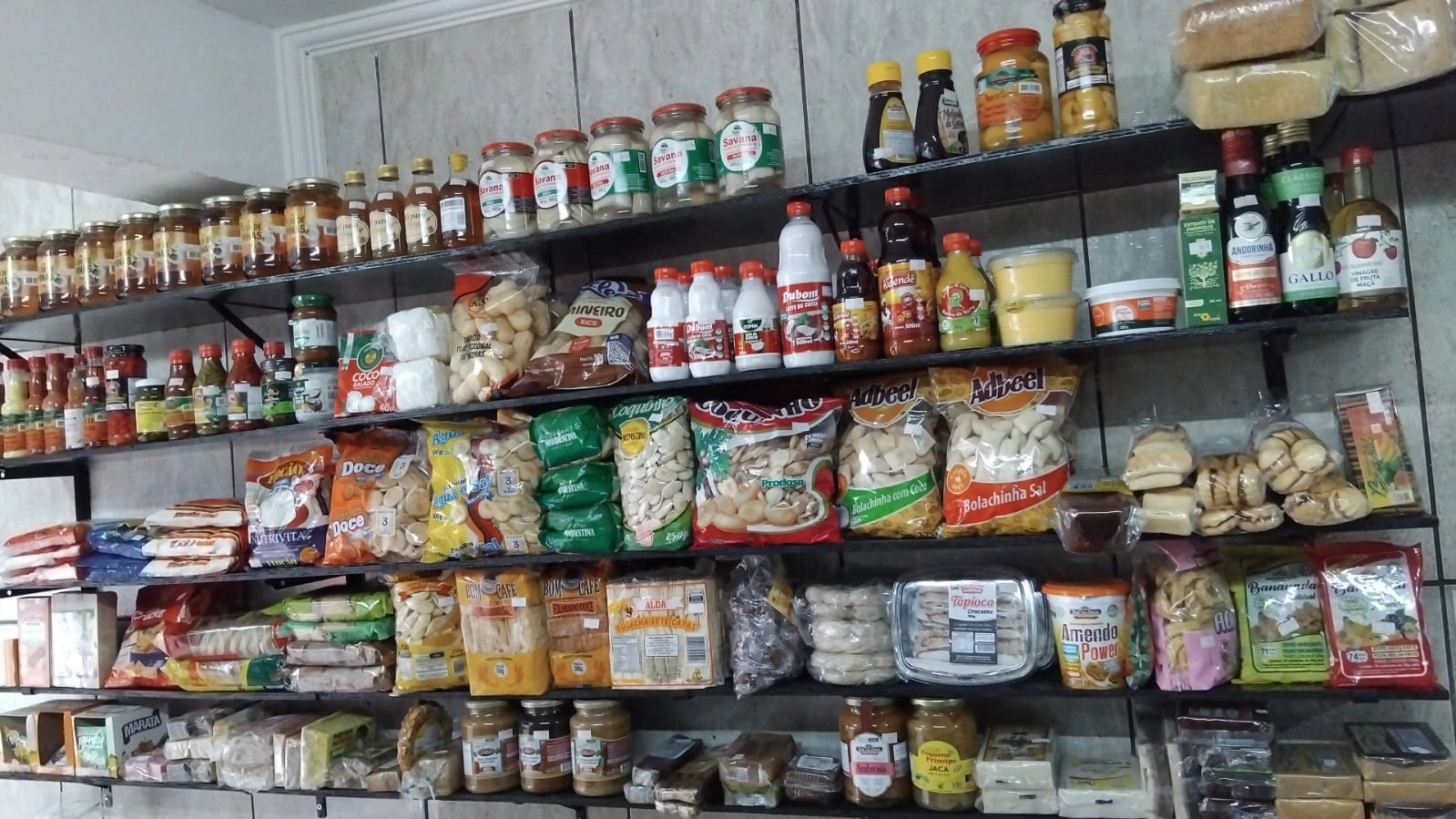 Geleias artesanais de frutas tropicais em potes de vidro com lacres de pano