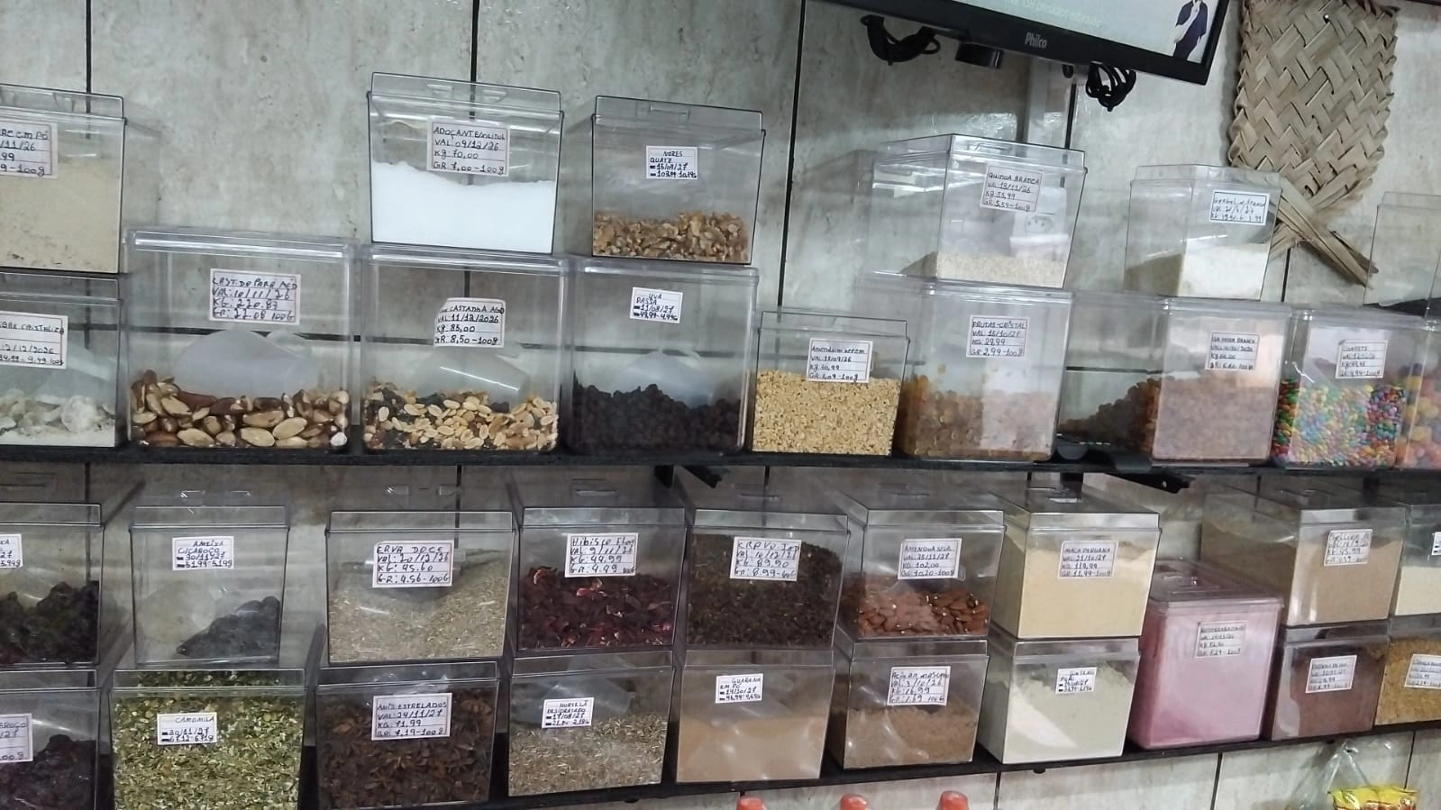 Quadro de cafés da manhã sertanejos com bolo, café coado e frutas frescas